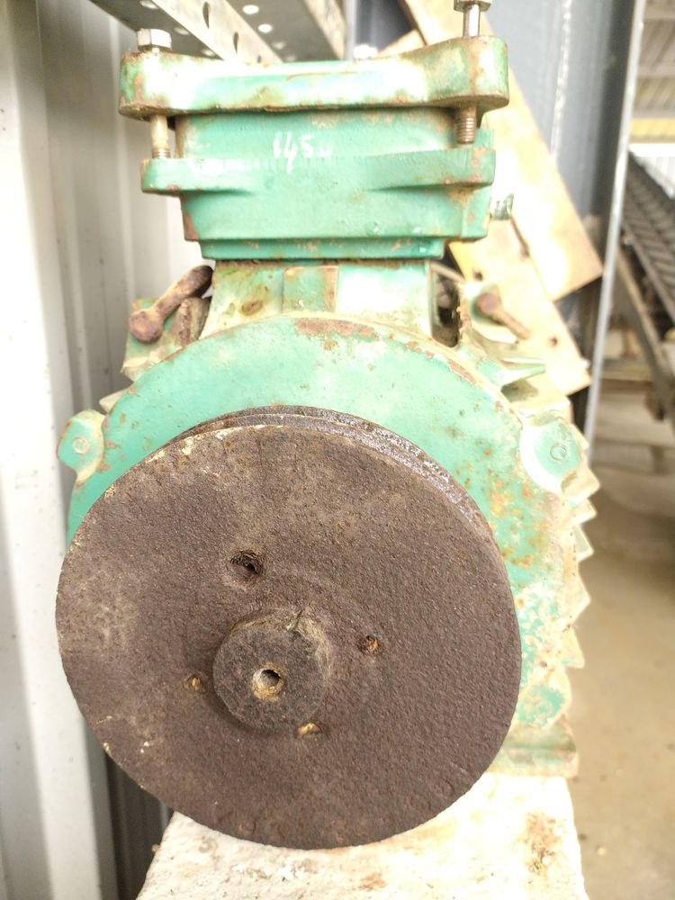 moteur triphas� avec poulie 2 gorges 13mm 150 Azy (18)