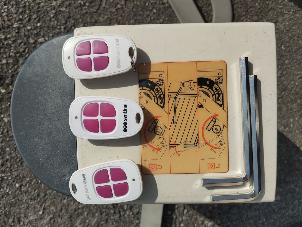 Moteurs de portail quasi neufs avec 4 t�l�commandes 180 La Gaude (06)