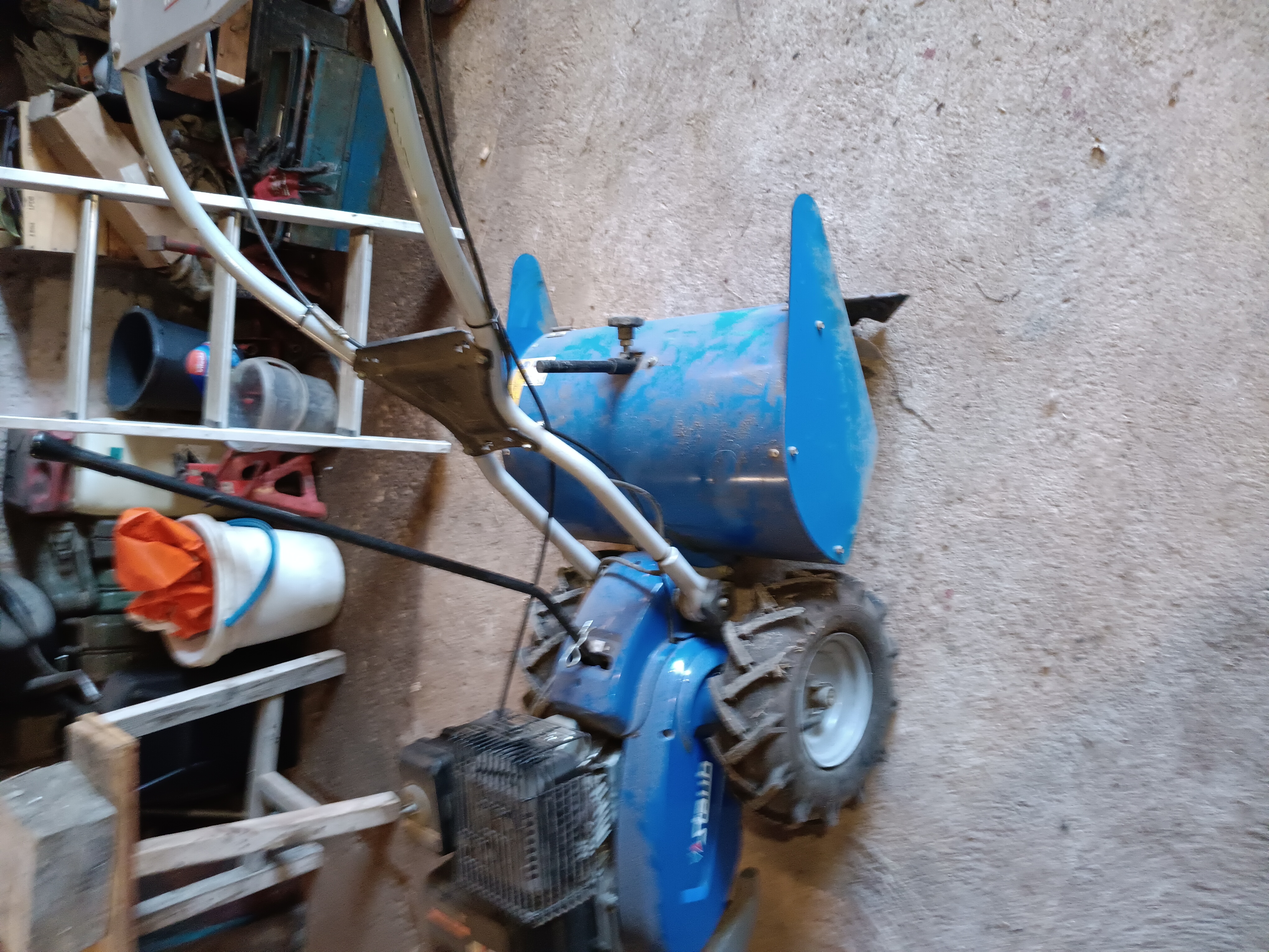 Moto bineuse 900 Saint-Est�phe (33)