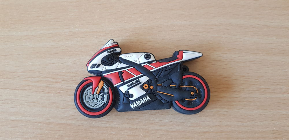 Cl� usb 8 go moto yamaha r1 6 Carnon Plage (34)