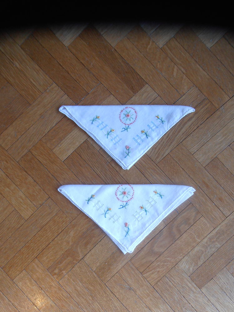 Lot de 2 mouchoirs brod�s (79) 6 Tours (37)