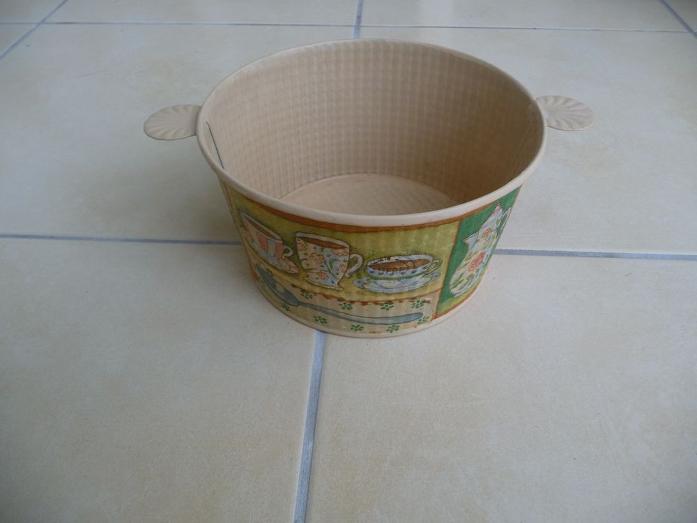 Moule � charlotte ancien Gaufrex d�cor� main motifs tasses e 20 Celles-sur-Belle (79)