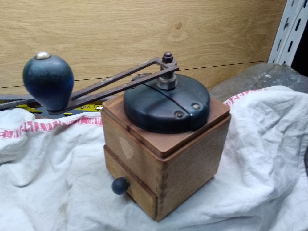 Moulin � caf� en bois (( Peugeot )) 5 Le Havre (76)