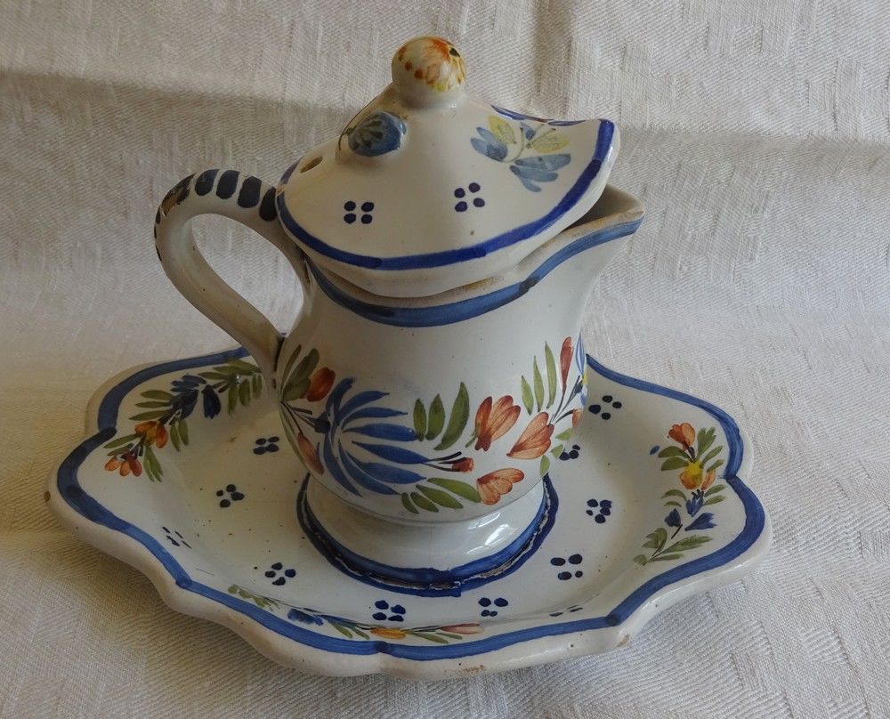 Moutardier ancien en fa�ence sur pr�sentoir 50 Mondragon (84)