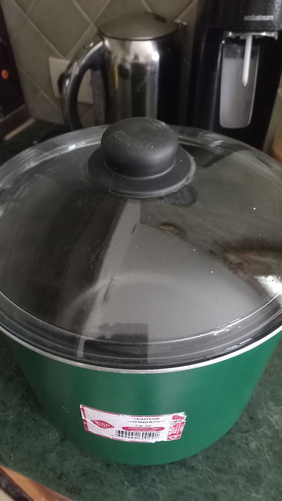 Moyenne marmite en �mail vert, 15 Benet (85)