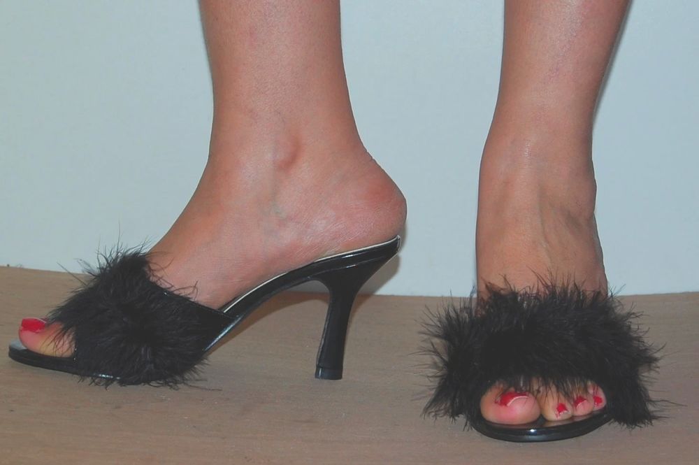 Mule femme orn�e de plumes de marabout neuve taille 36 15 Sorgues (84)