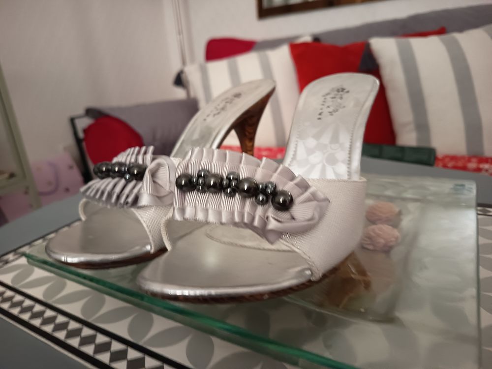 Mules d'appartement tr�s bon �tat 
Pointure 39 10 Saint-Pierre-des-Corps (37)