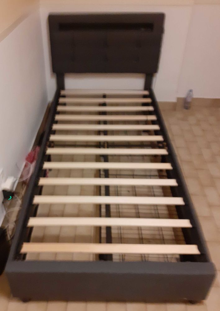 lit led multicolores avec sommier �  lattes 200 x 90 120 Saint-Amand-Montrond (18)