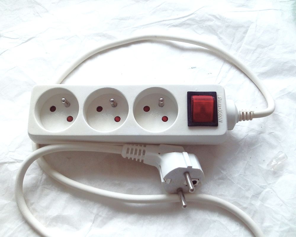 Multiprise (3), c�ble 1,2 m, interrupteur, comme neuve 6 Villeurbanne (69)