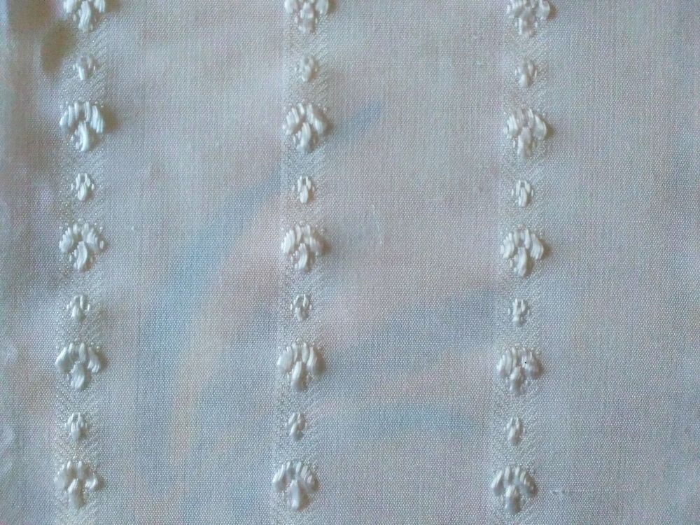 nappe blanche motifs incrust�s 82 x 135 cm 6 Marcq-en-Bar�ul (59)