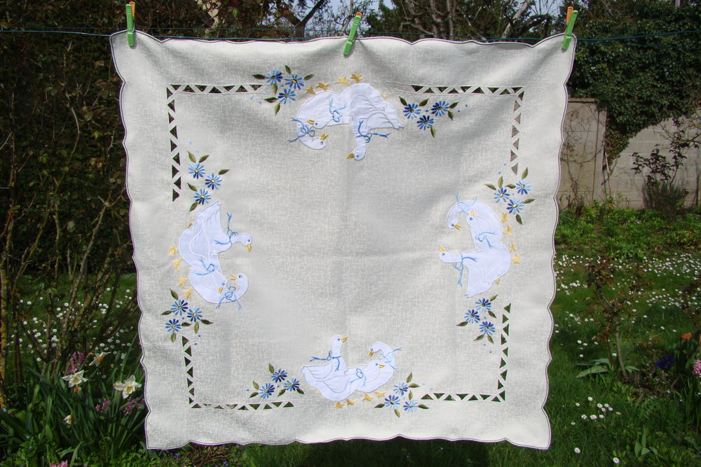 Nappe � th� brod�e d�cor d'oies vintage 25 Gargenville (78)