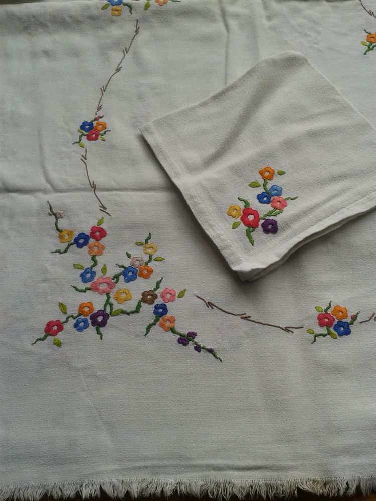 NAPPE A FLEURES BRODER MAINS 15 Paris 20 (75)