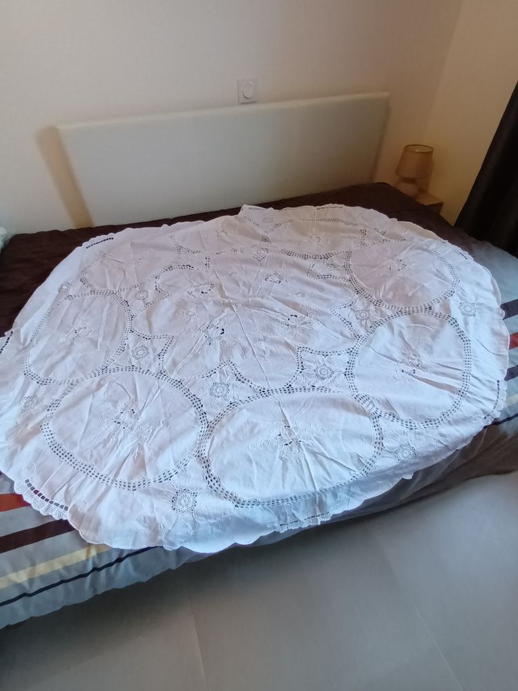 Nappe ronde blanche brod�e, ajour�e 30 Colombiers (34)