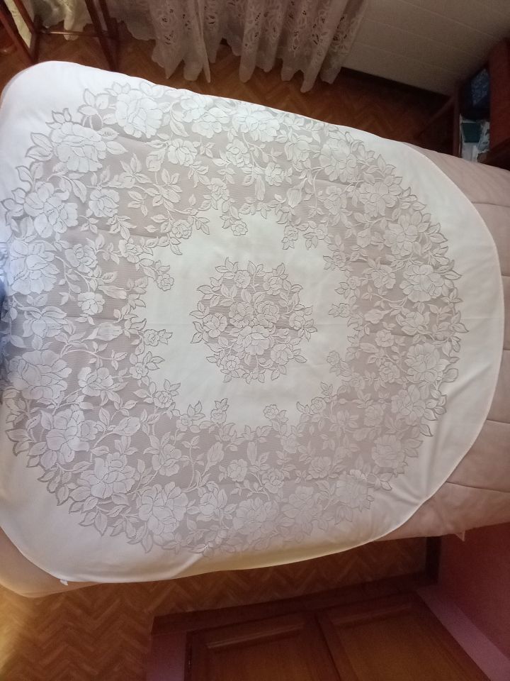 Nappe ronde en dentelle cr�me 15 Villiers (86)