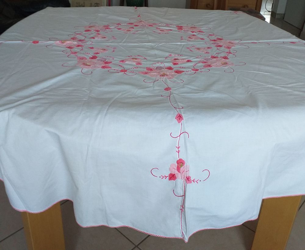 Nappe ronde, fond blanc, motifs roses Diam�tre 1m65 14 Montauban (82)
