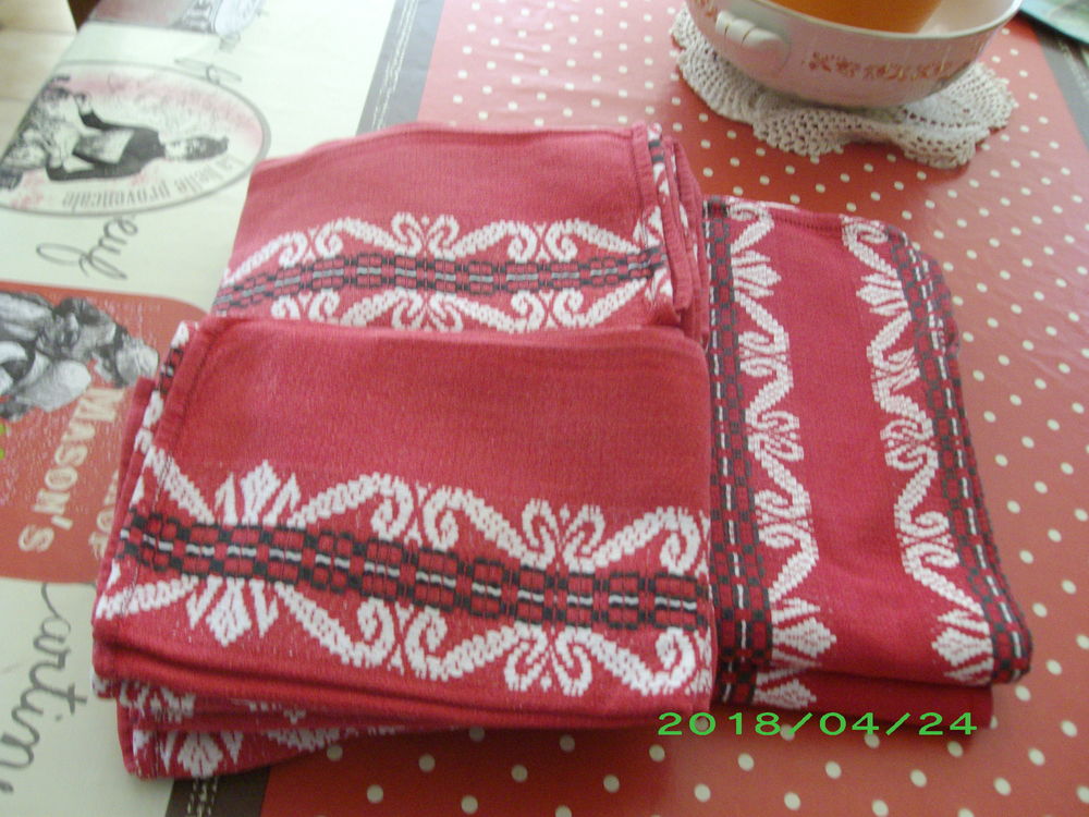 nappe + 12 serviettes rouge et blanc d�cor basque 20 Tours (37)