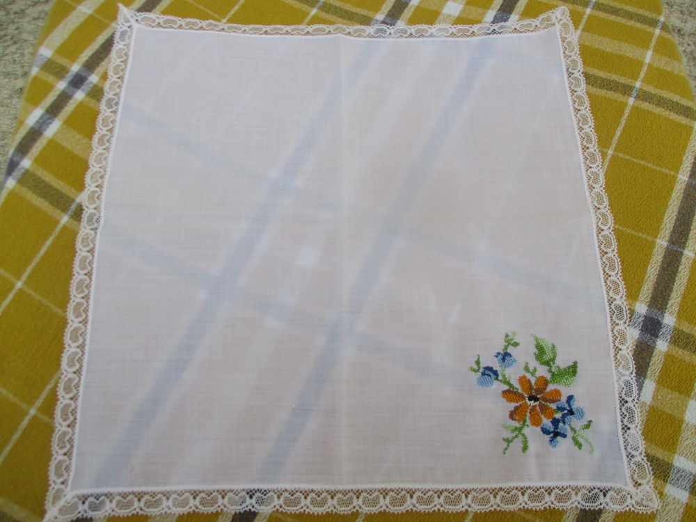 Napperon Carr� fait main de 29 x 29 cm 5 La Fert�-Alais (91)