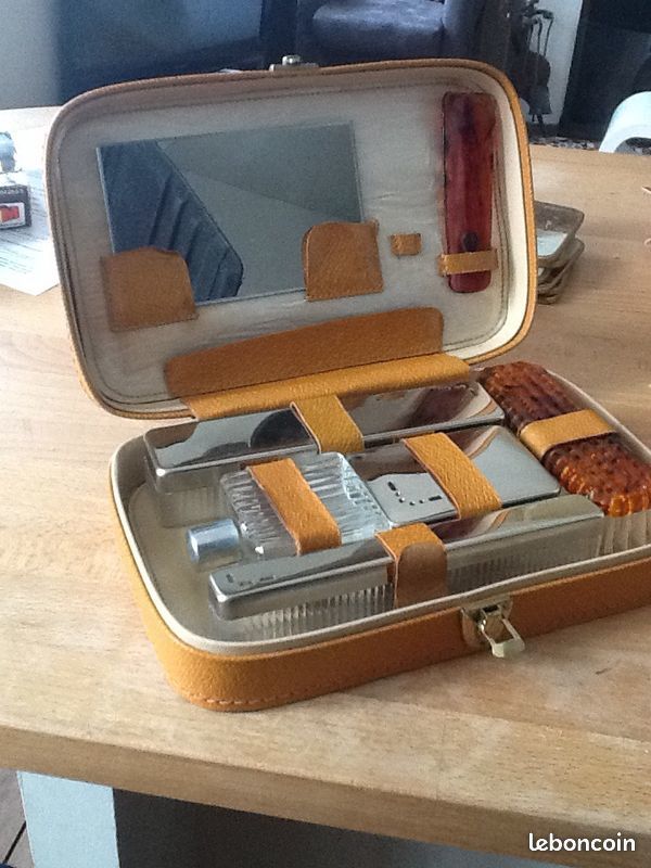 N�cessaire de toilette de voyage vintage 10 Bordeaux (33)