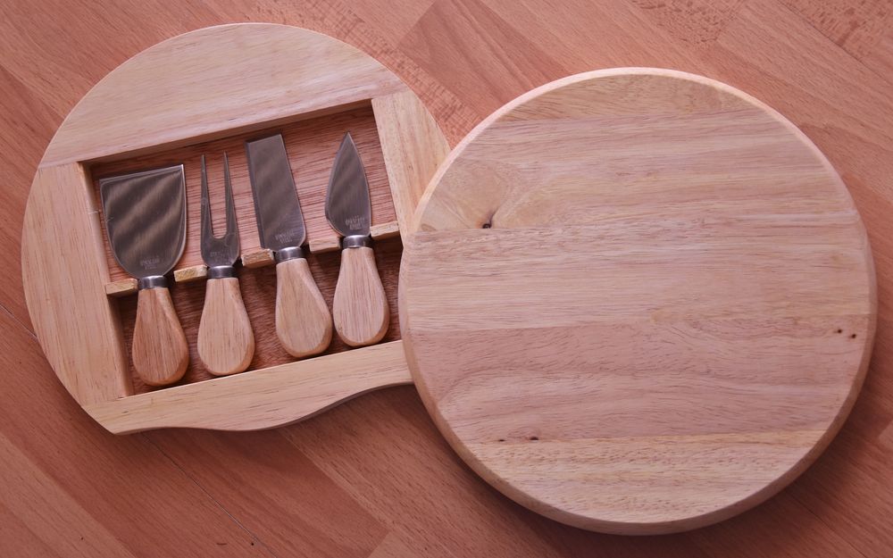 NEUF. Plateau fromage bois avec 4 ustensiles. NEUF. 20 Gujan-Mestras (33)