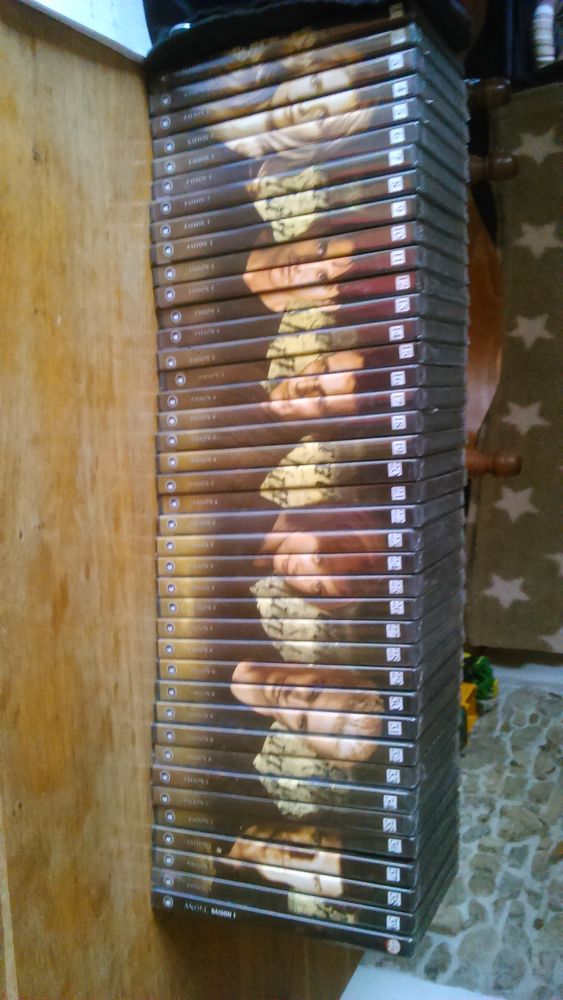 40 DVD neufs num�rot�s de Buffy contre les vampires 30 Ozon (07)