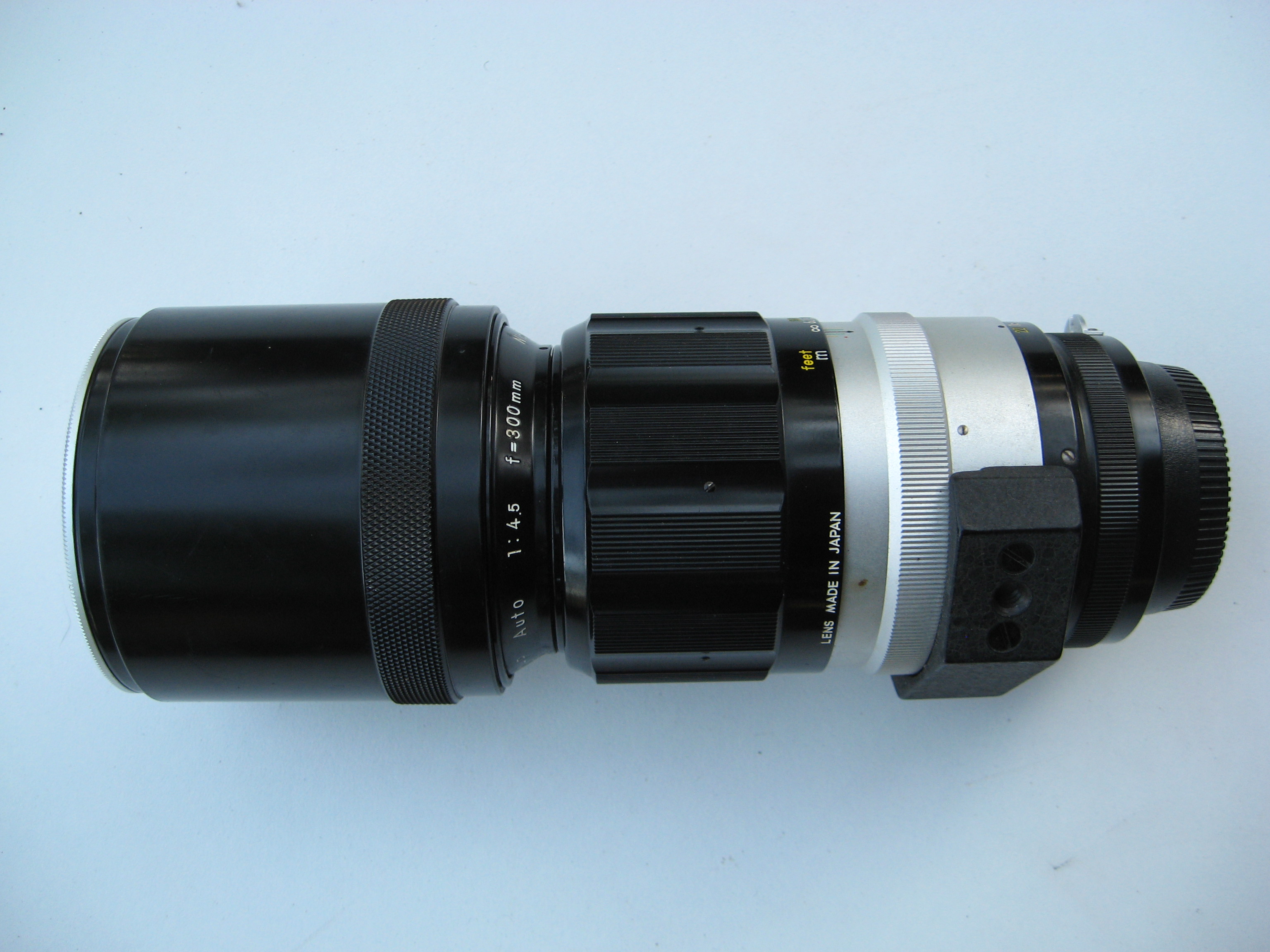 Nikon Nikkor 300 mm f 4,5 non AI premier mod�le. Bouchons 220 Perpignan (66)