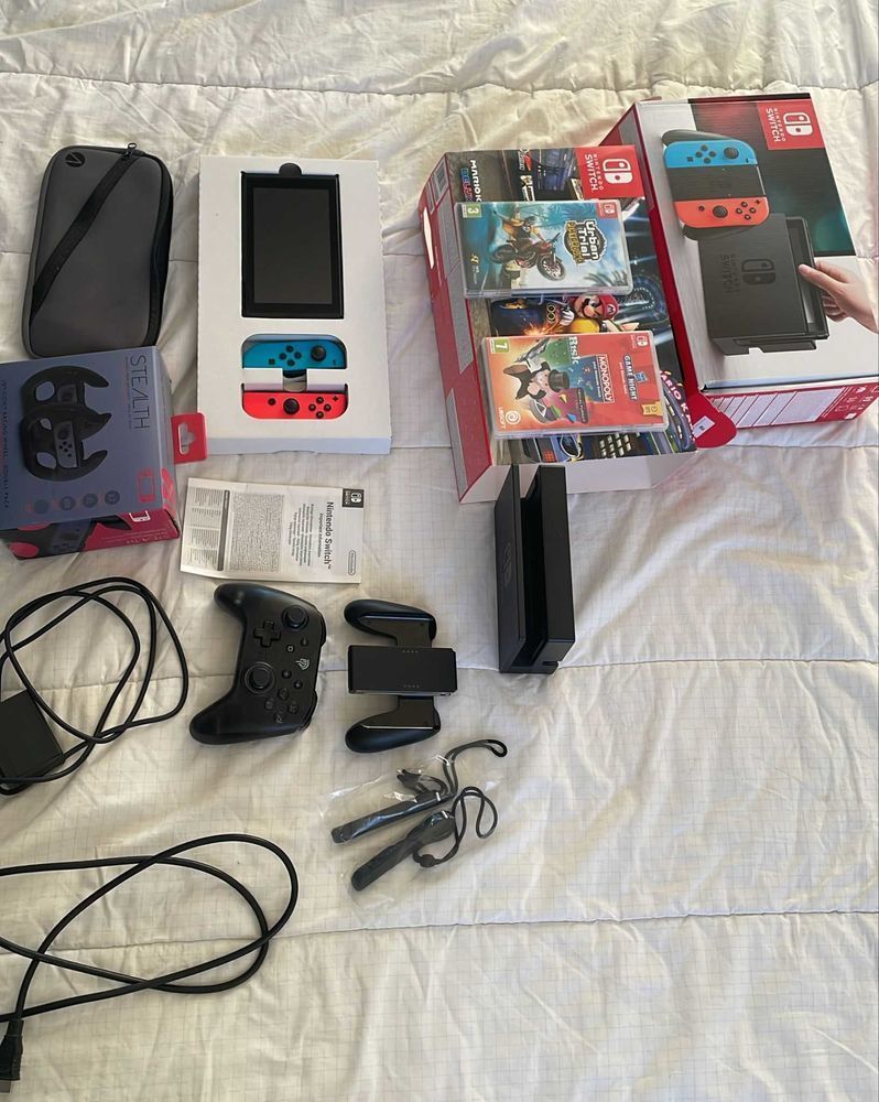 Nintendo switch avec Mario kart et 2 autre jeux et une mannete 300 Annonay (07)