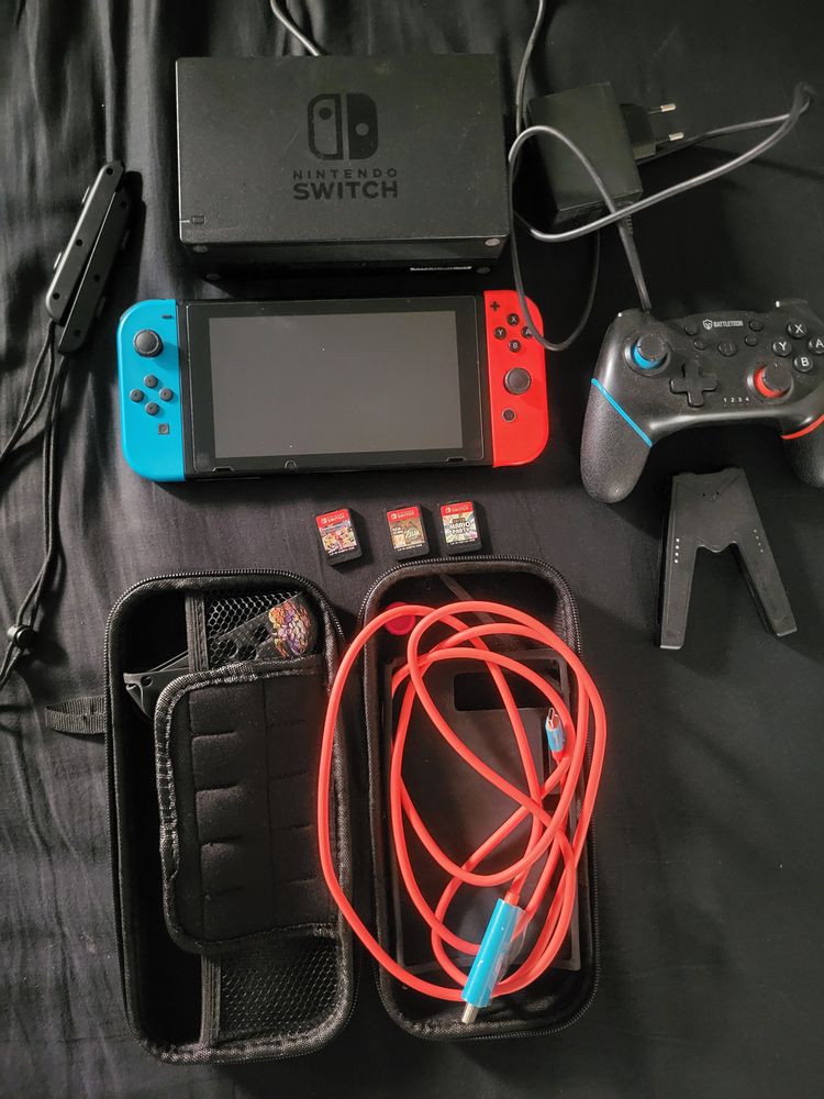 Nintendo switch v2 + 3 jeux et manettes 200 Montpellier (34)