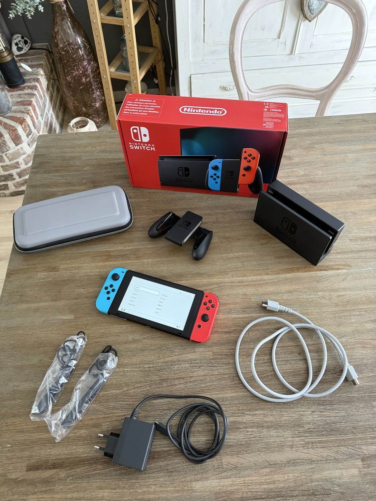 Nintendo Switch N�on, en �tat impeccable, soigneusement entretenue et 100% fonctionnelle. 160 Faches-Thumesnil (59)