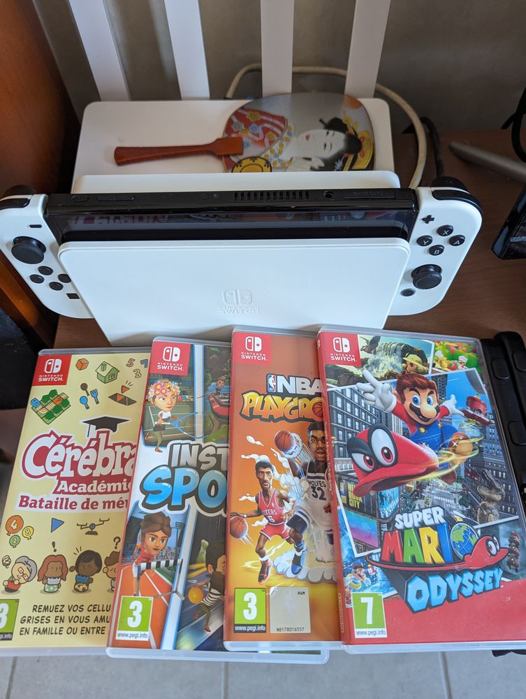 Nintendo Switch OLED + 11 jeux 330 Gi�res (38)