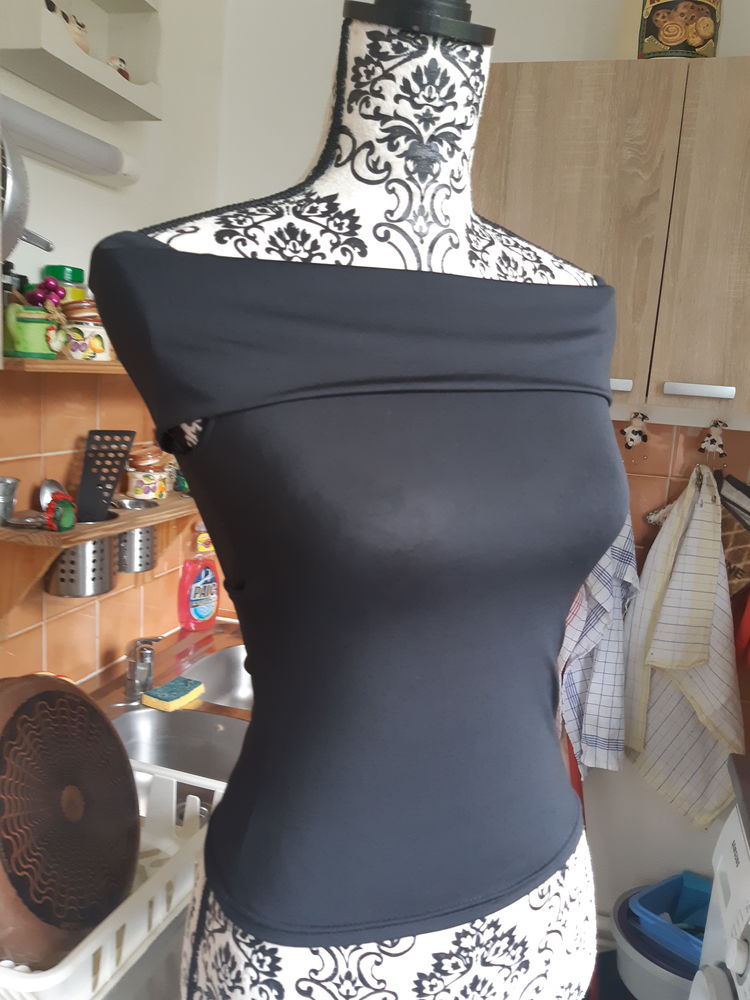 top noir col b�nitier NEUF TAILLE S
10 Lyon 5 (69)