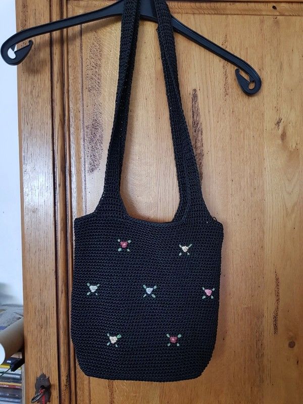 Sac noir fleuri neuf poches int�rieures mesure 29 cm sur 30 10 Viriat (01)