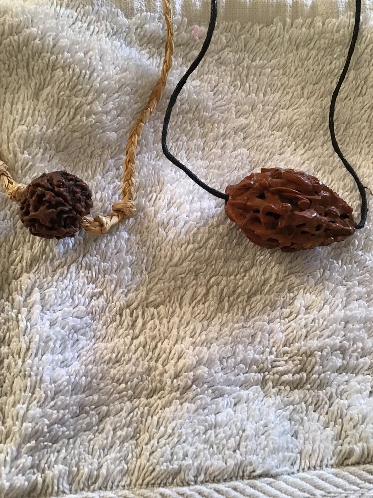 Noyaux de fruits sculpt�s 17 Nice (06)