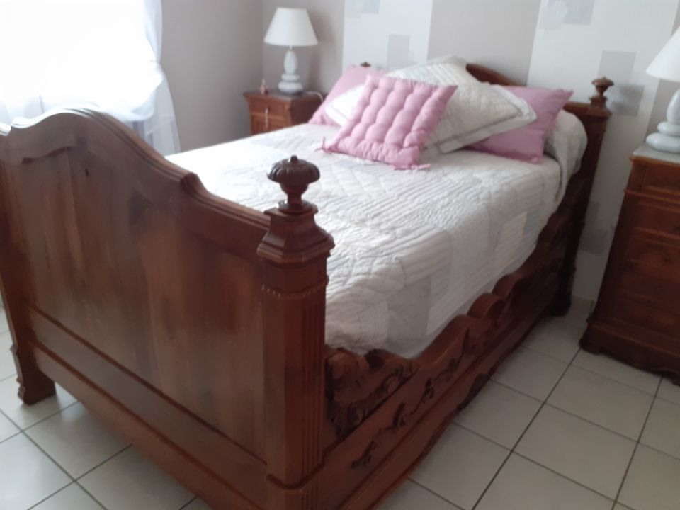 LIT EN NOYER MASSIF 120X190 
AVEC SOMMIER ET MATELAS 130 Chanas (38)