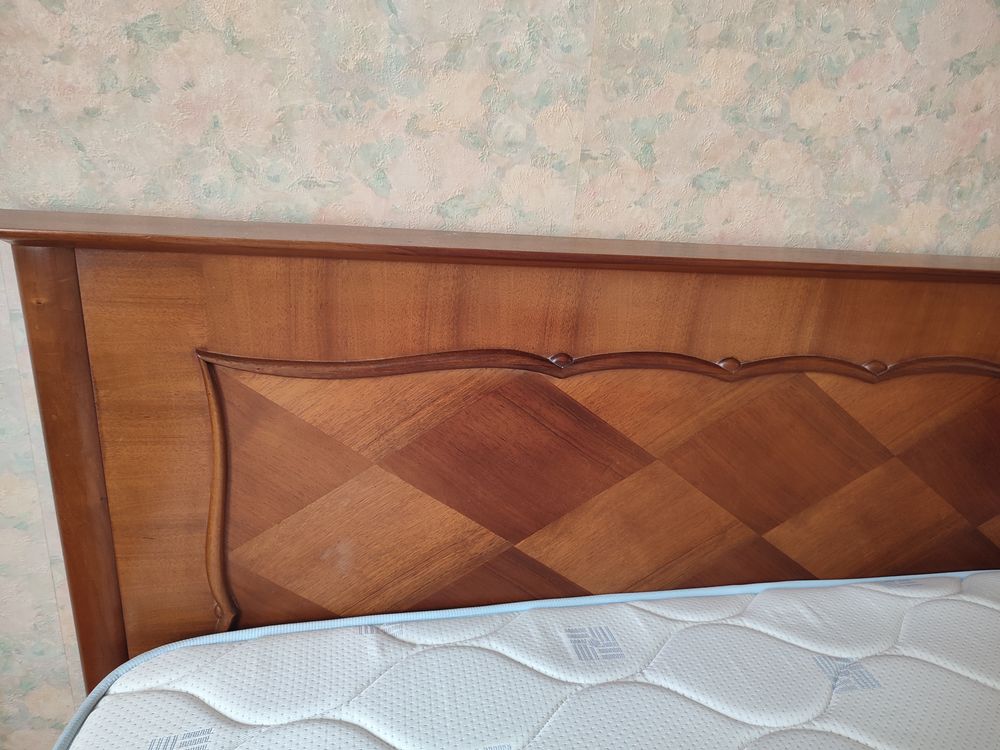 Lit 140, noyer massif fabriqu� en France (Audra � Die)
150 Valence (26)