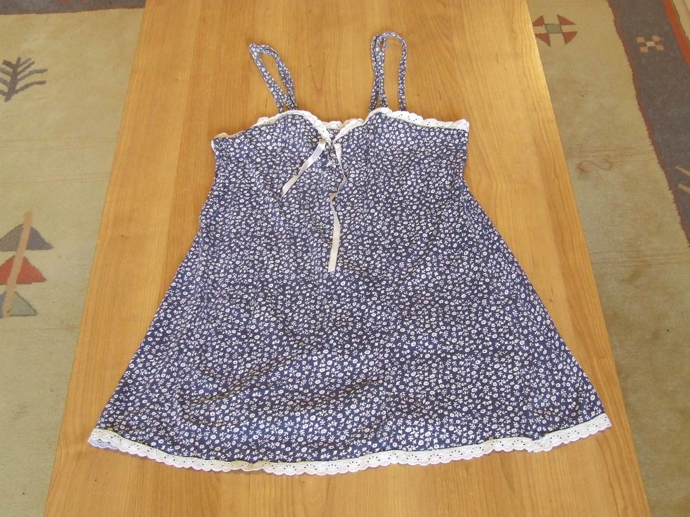 Nuisette, motif imprim� fleurs, Bleu marine, T. 42 44, TBE 4 Bagnolet (93)