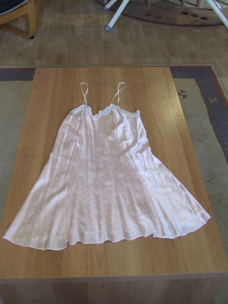 Nuisette satin�e, C&A, Rose, T. 42, TBE 7 Bagnolet (93)