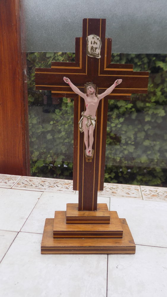 Objet Religieux Crucifix En Bois et en fer 
Hauteur 29 cm. 15 Barenton (50)