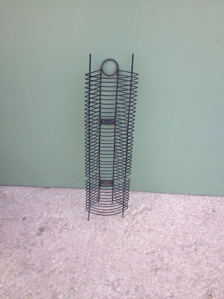 Objet utile �tag�re de rangement noir � suspendre pour CD
5 Brioude (43)