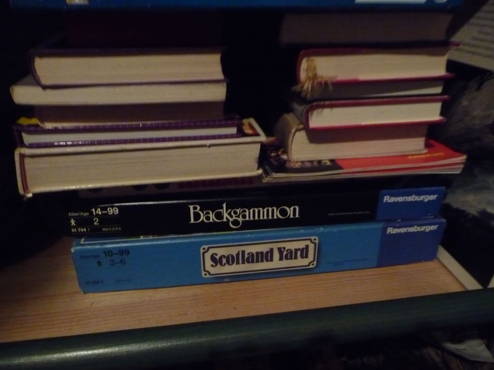 lot d objets divers et livres      a voir sur place 0 Le Breuil (71)