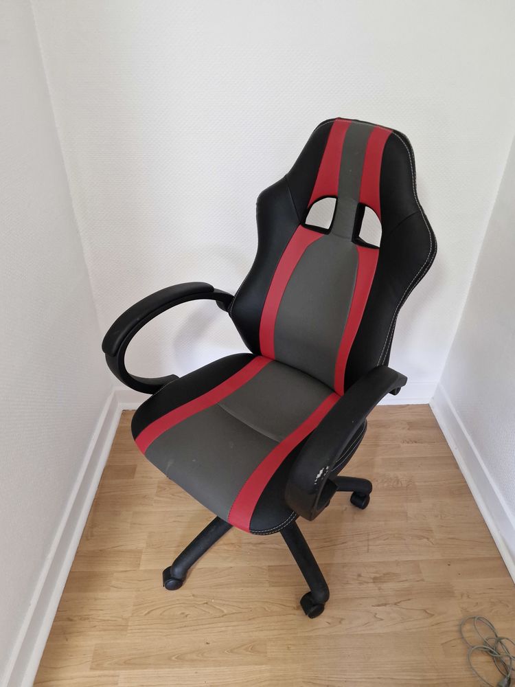 Occasion � saisir 
L�g�rement ab�m� sur un accoudoir 
0 Audun-le-Tiche (57)