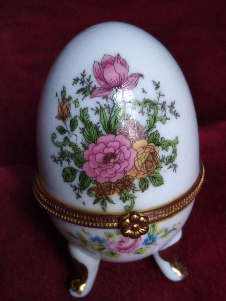 Oeuf en porcelaine avec des roses et des myosotis 8 Avermes (03)