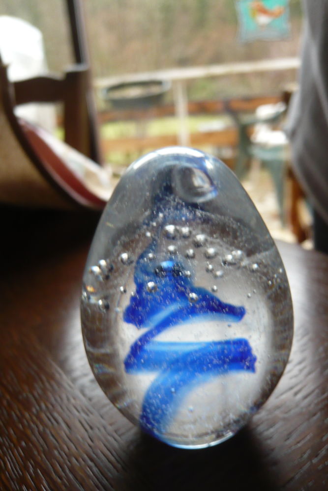 Oeuf de verre d�co sulfur�, volutes 15 Aydat (63)