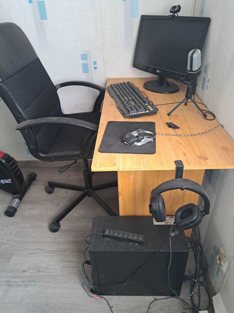 ordinateur et bureau et chaise 250 Gannay-sur-Loire (03)