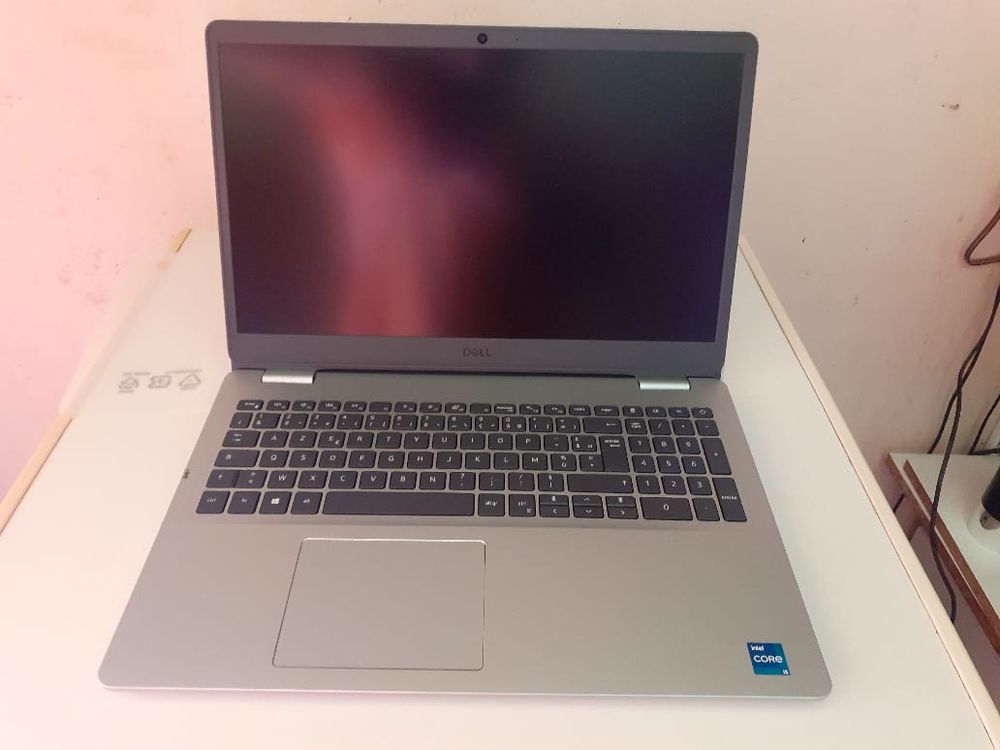 
Ordinateur Dell Inspiron 15-3501-397 
550 Martinique (97)