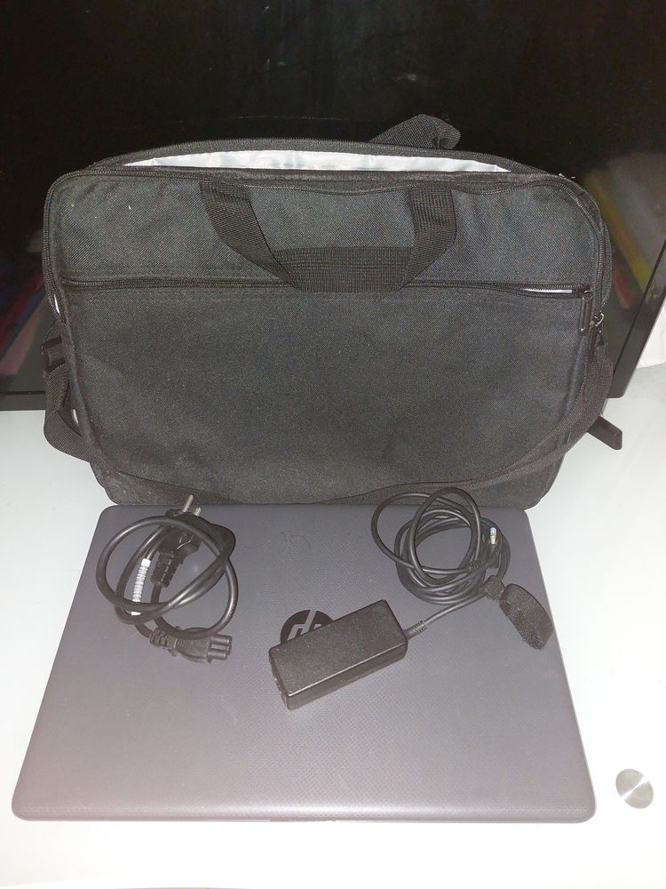 Ordinateur portable avec housse de transport et chargeur. 300 Le Lamentin (97)