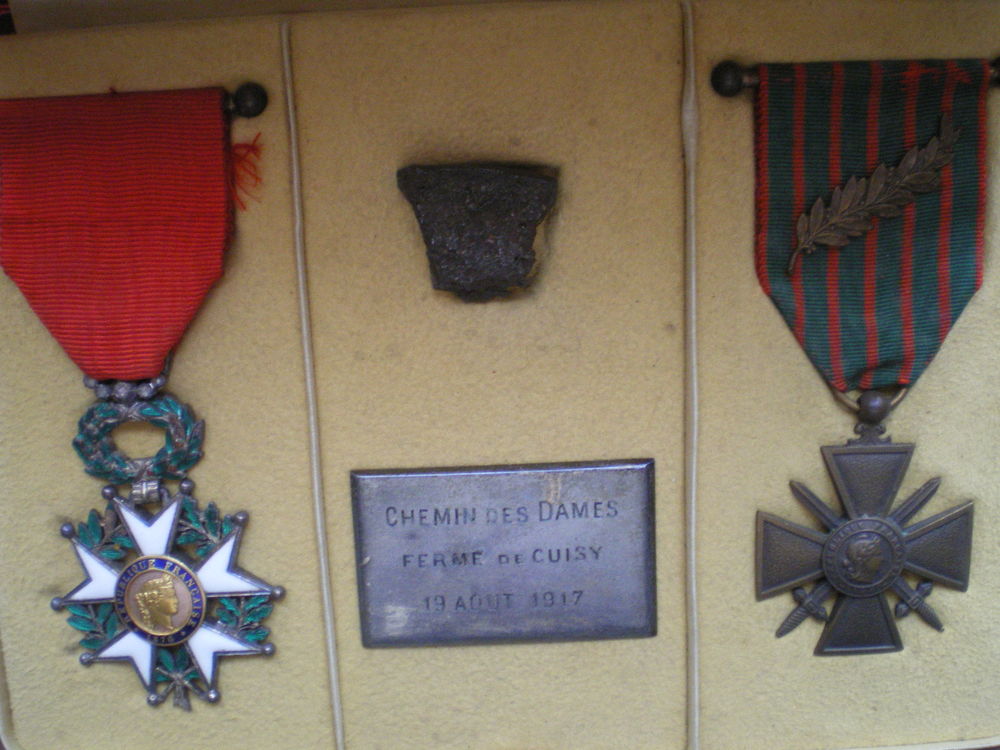 Ordre de la Légion d'Honneur et Croix de guerre 1917. 250 Caen (14)
