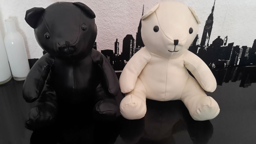 Ours noir et blanc en simili cuir 25 Nice (06)