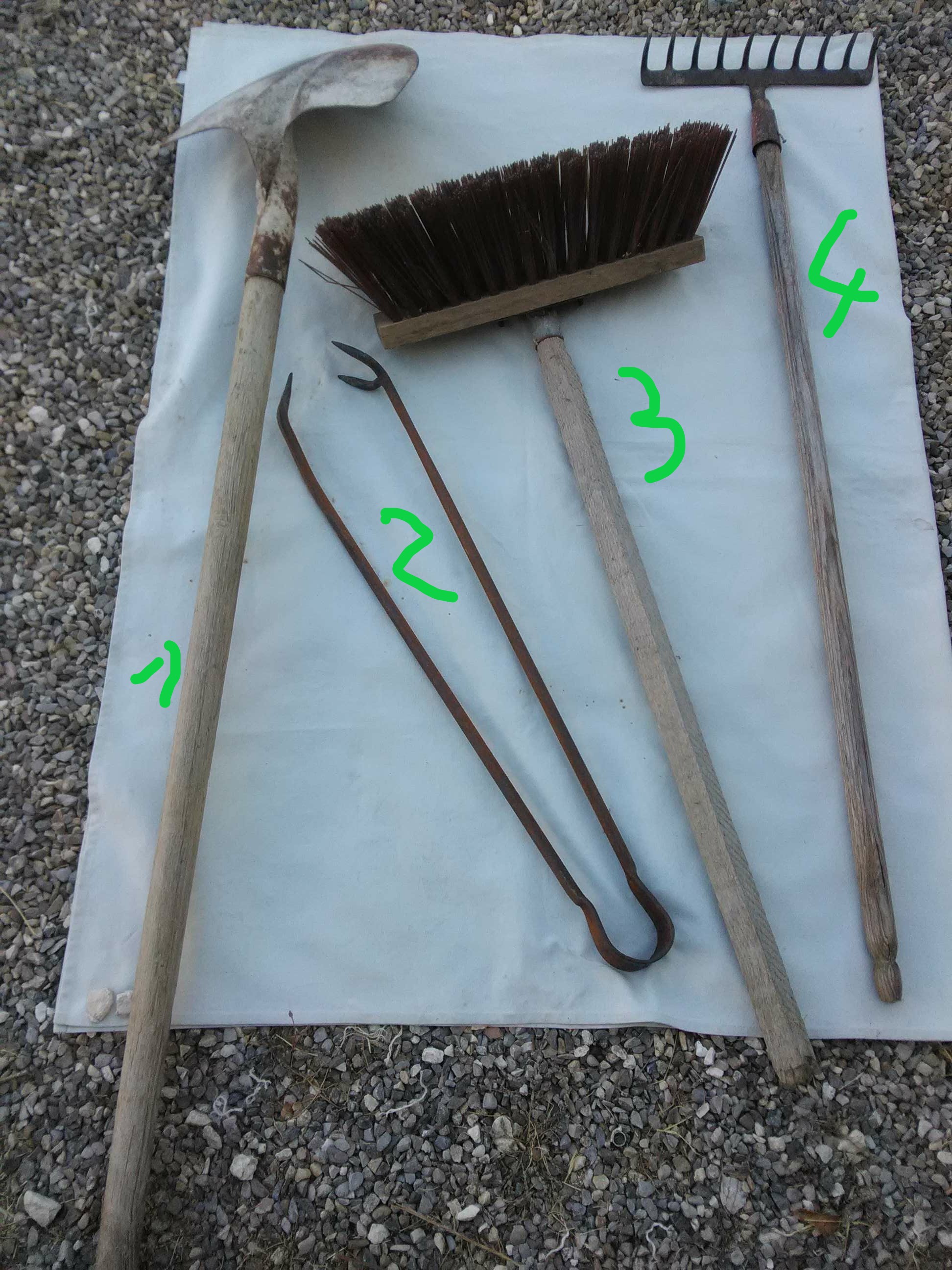 Outils anciens (4) / � l'unit� 4 Cavaillon (84)