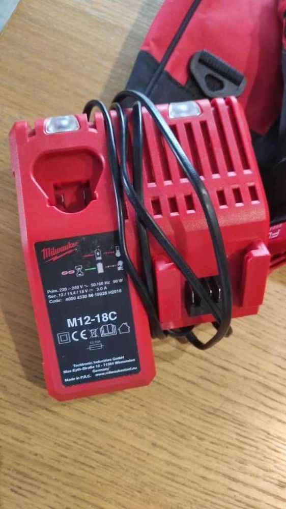 Kit d'outils complet Milwaukee M18 FUEL avec batteries, chargeur et mallette de transport 400 La Rochelle (17)