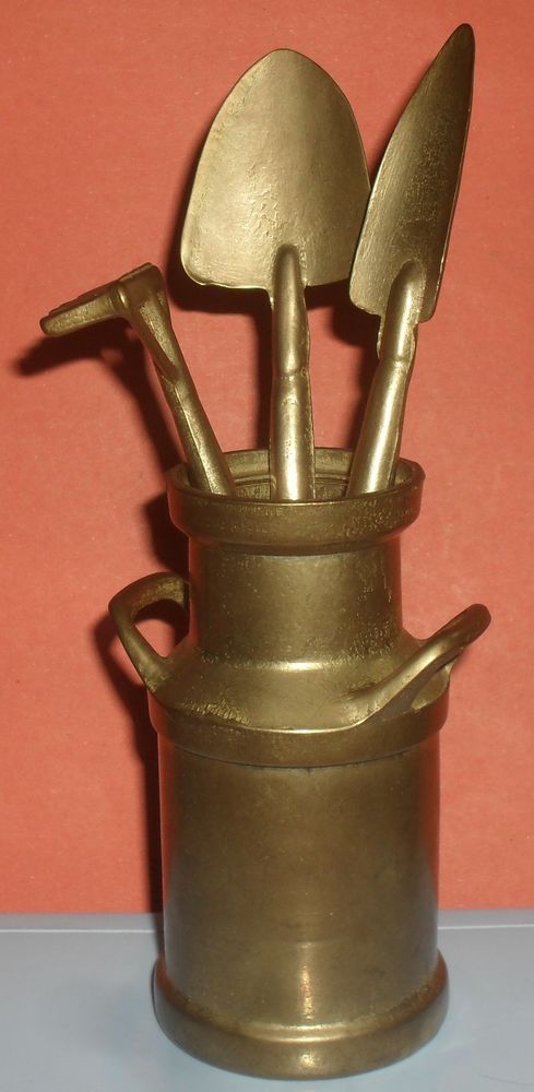 Outils de jardin en laiton miniatures. 35 Montreuil (93)